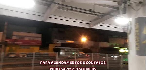  EXIBINDO MINHA PUTINHA PRA QUEM PASSAVA NA ESTAÇÃO DE BRT DA BARRA DA TIJUCA